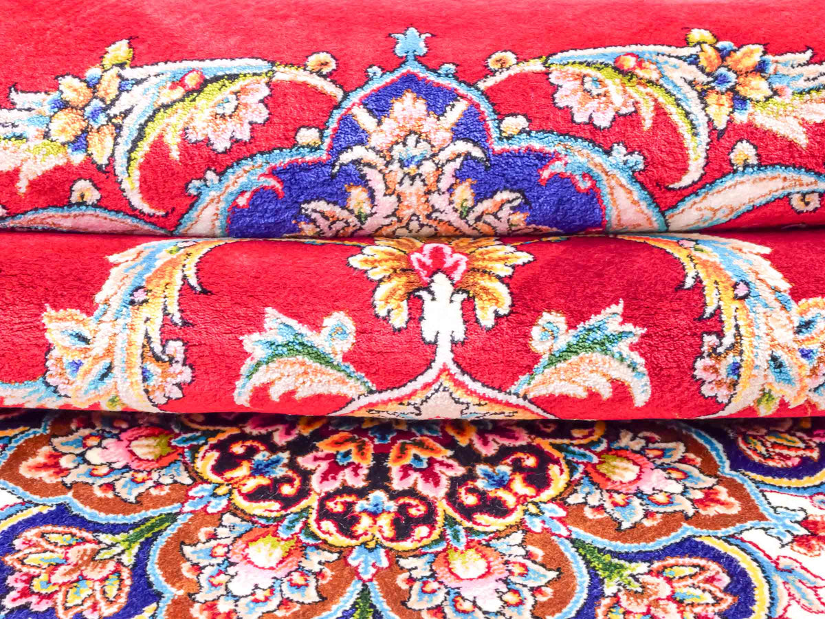 Runder Ghom Maschinenteppich "Sohrab" 142 x 142 cm, mit Medaillon, aus pflanzlicher Seide (Viskose), Rot. Teppichnummer: V80RD202H. Persian Luxury Collection by Khademi. Made in Iran / Persia – Vertrieb durch JUPITER Intl.