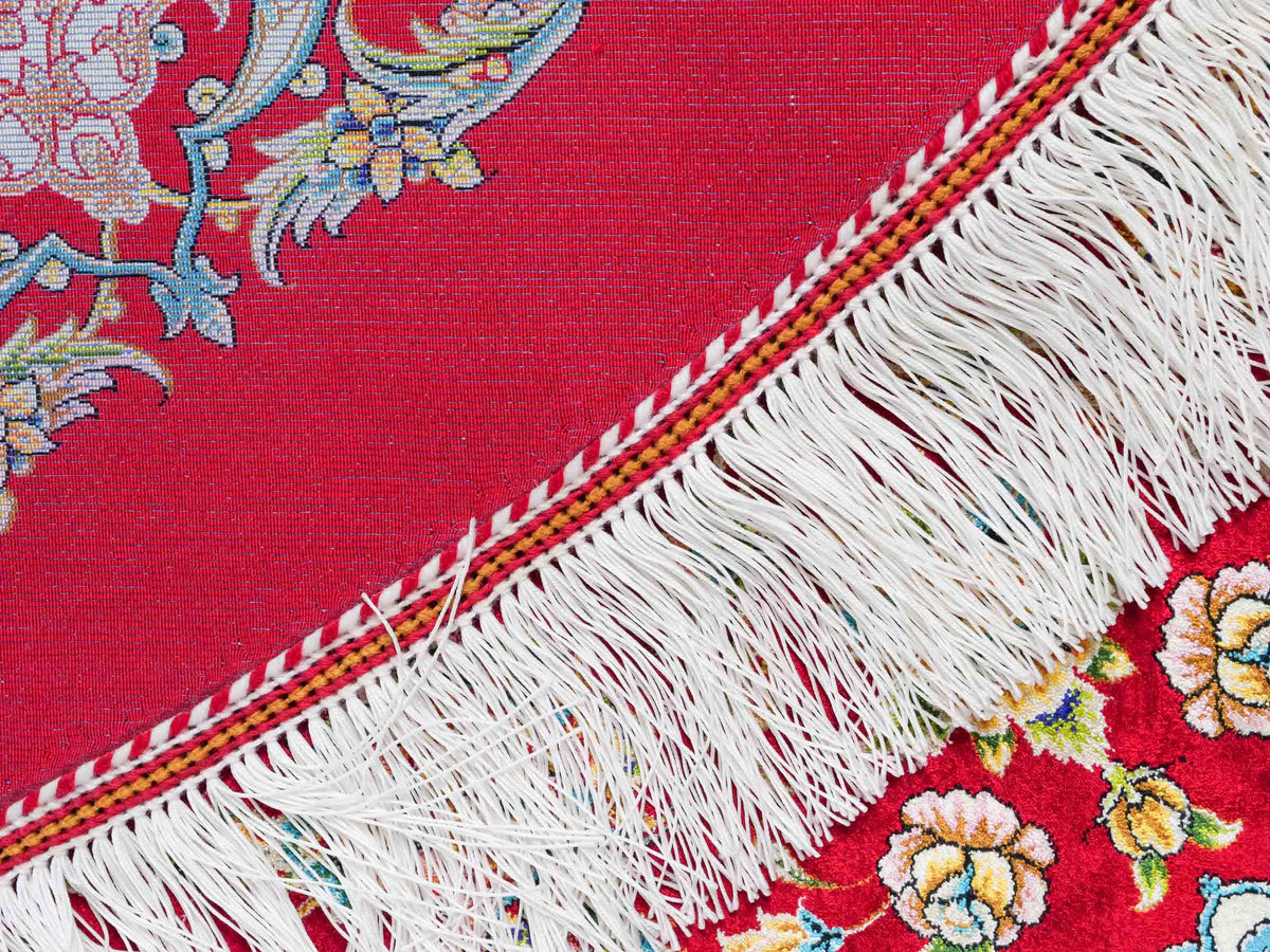 Runder Ghom Maschinenteppich "Sohrab" 142 x 142 cm, mit Medaillon, aus pflanzlicher Seide (Viskose), Rot. Teppichnummer: V80RD202H. Persian Luxury Collection by Khademi. Made in Iran / Persia – Vertrieb durch JUPITER Intl.