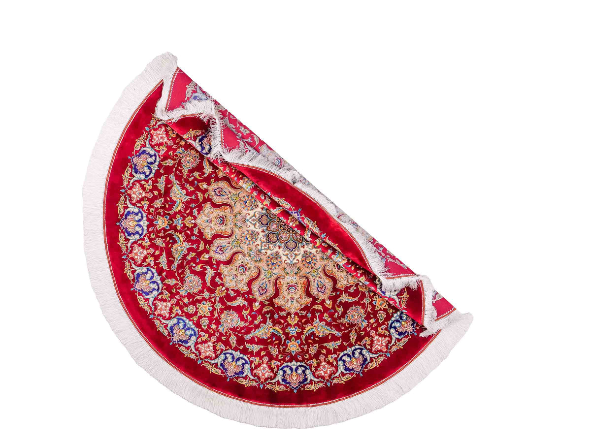 Runder Ghom Maschinenteppich "Sohrab" 142 x 142 cm, mit Medaillon, aus pflanzlicher Seide (Viskose), Rot. Teppichnummer: V80RD202H. Persian Luxury Collection by Khademi. Made in Iran / Persia – Vertrieb durch JUPITER Intl.