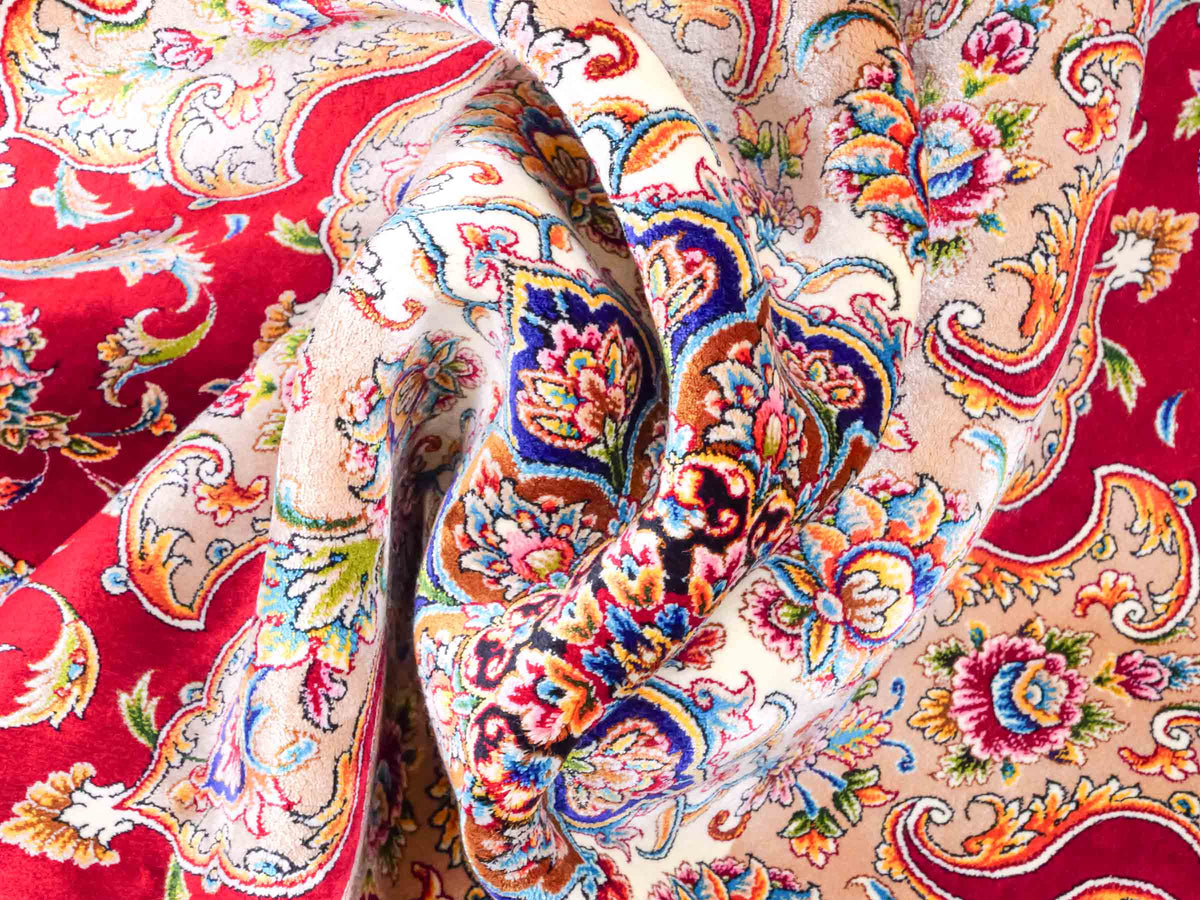 Runder Ghom Maschinenteppich "Sohrab" 142 x 142 cm, mit Medaillon, aus pflanzlicher Seide (Viskose), Rot. Teppichnummer: V80RD202H. Persian Luxury Collection by Khademi. Made in Iran / Persia – Vertrieb durch JUPITER Intl.