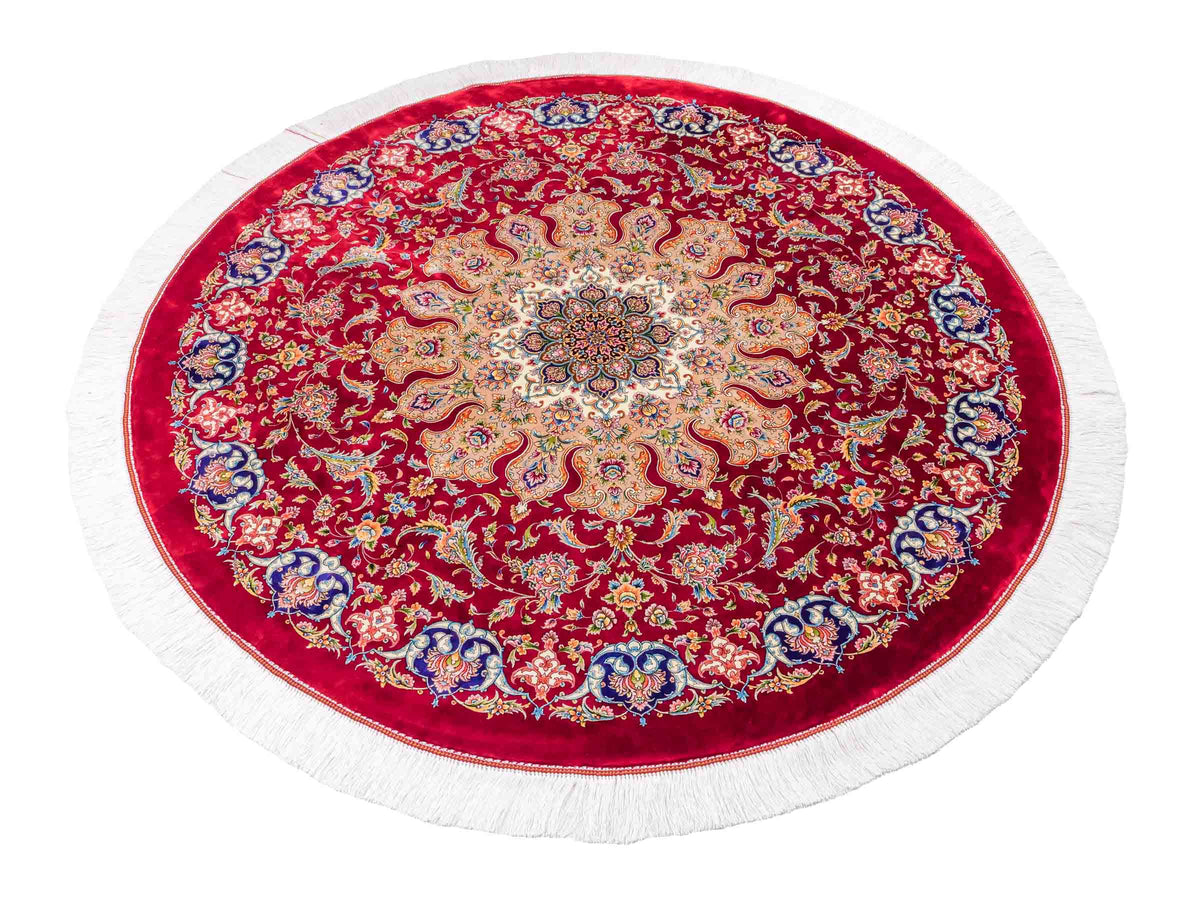 Runder Ghom Maschinenteppich "Sohrab" 142 x 142 cm, mit Medaillon, aus pflanzlicher Seide (Viskose), Rot. Teppichnummer: V80RD202H. Persian Luxury Collection by Khademi. Made in Iran / Persia – Vertrieb durch JUPITER Intl.
