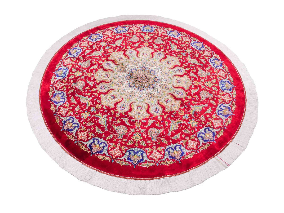 Runder Ghom Maschinenteppich "Sohrab" 142 x 142 cm, mit Medaillon, aus pflanzlicher Seide (Viskose), Rot. Teppichnummer: V80RD202H. Persian Luxury Collection by Khademi. Made in Iran / Persia – Vertrieb durch JUPITER Intl.