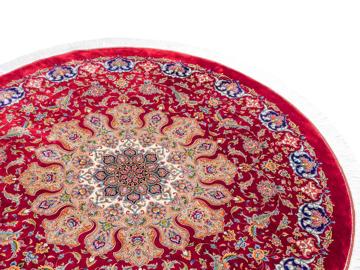 Runder Ghom Maschinenteppich "Sohrab" 142 x 142 cm, mit Medaillon, aus pflanzlicher Seide (Viskose), Rot. Teppichnummer: V80RD202H. Persian Luxury Collection by Khademi. Made in Iran / Persia – Vertrieb durch JUPITER Intl.