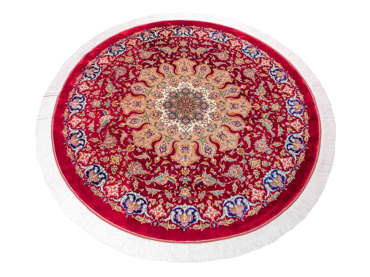 Runder Ghom Maschinenteppich "Sohrab" 142 x 142 cm, mit Medaillon, aus pflanzlicher Seide (Viskose), Rot. Teppichnummer: V80RD202H. Persian Luxury Collection by Khademi. Made in Iran / Persia – Vertrieb durch JUPITER Intl.