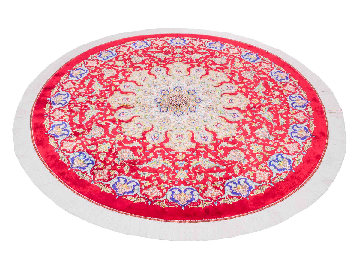 Runder Ghom Maschinenteppich "Sohrab" 142 x 142 cm, mit Medaillon, aus pflanzlicher Seide (Viskose), Rot. Teppichnummer: V80RD202H. Persian Luxury Collection by Khademi. Made in Iran / Persia – Vertrieb durch JUPITER Intl.