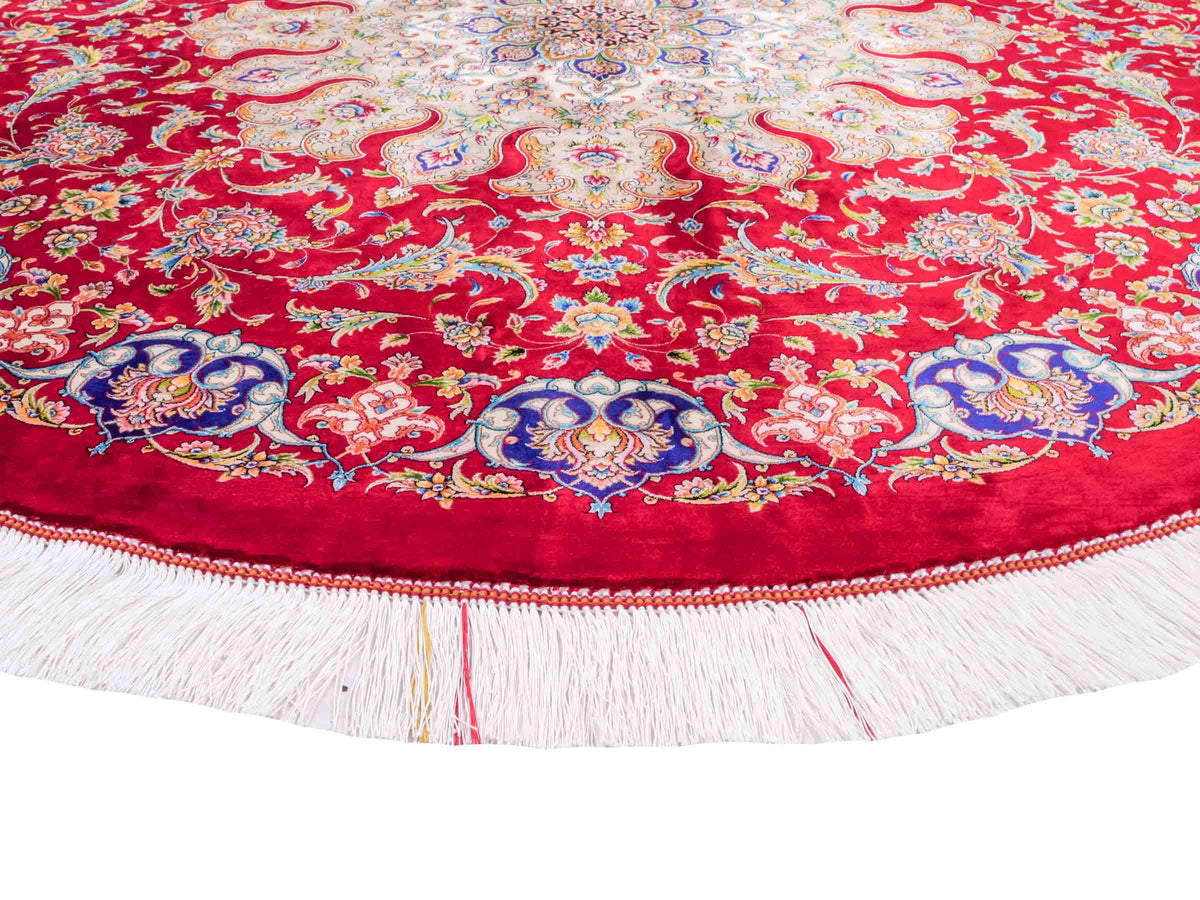 Runder Ghom Maschinenteppich "Sohrab" 142 x 142 cm, mit Medaillon, aus pflanzlicher Seide (Viskose), Rot. Teppichnummer: V80RD202H. Persian Luxury Collection by Khademi. Made in Iran / Persia – Vertrieb durch JUPITER Intl.