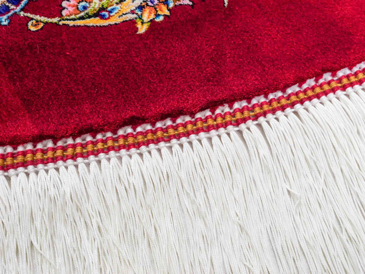 Runder Ghom Maschinenteppich "Sohrab" 142 x 142 cm, mit Medaillon, aus pflanzlicher Seide (Viskose), Rot. Teppichnummer: V80RD202H. Persian Luxury Collection by Khademi. Made in Iran / Persia – Vertrieb durch JUPITER Intl.