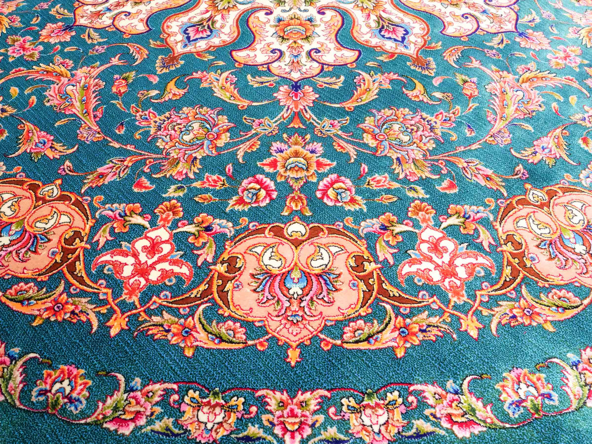 Runder Ghom Maschinenteppich "Sohrab" 150 x 150 cm, mit Medaillon, aus pflanzlicher Seide (Viskose), Grün. Teppichnummer: V80TL225H. Persian Luxury Collection by Khademi. Made in Iran / Persia – Vertrieb durch JUPITER Intl.