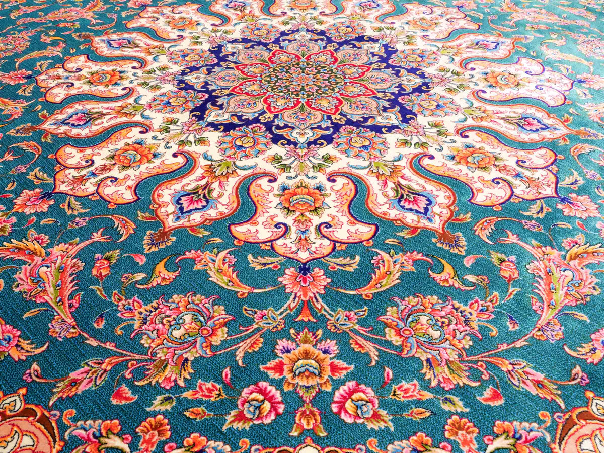 Runder Ghom Maschinenteppich "Sohrab" 150 x 150 cm, mit Medaillon, aus pflanzlicher Seide (Viskose), Grün. Teppichnummer: V80TL225H. Persian Luxury Collection by Khademi. Made in Iran / Persia – Vertrieb durch JUPITER Intl.