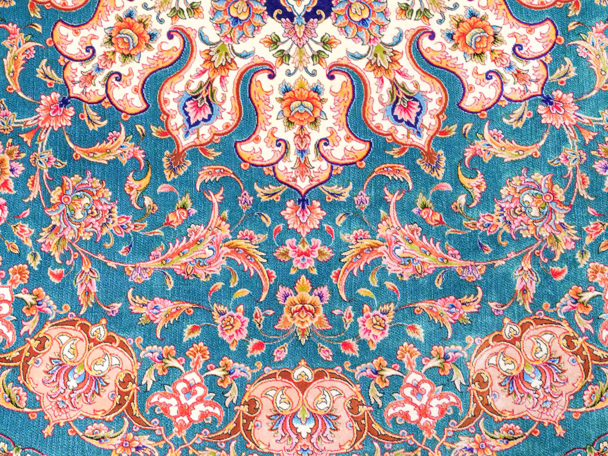 Runder Ghom Maschinenteppich "Sohrab" 150 x 150 cm, mit Medaillon, aus pflanzlicher Seide (Viskose), Grün. Teppichnummer: V80TL225H. Persian Luxury Collection by Khademi. Made in Iran / Persia – Vertrieb durch JUPITER Intl.