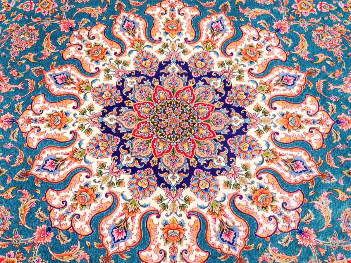 Runder Ghom Maschinenteppich "Sohrab" 150 x 150 cm, mit Medaillon, aus pflanzlicher Seide (Viskose), Grün. Teppichnummer: V80TL225H. Persian Luxury Collection by Khademi. Made in Iran / Persia – Vertrieb durch JUPITER Intl.
