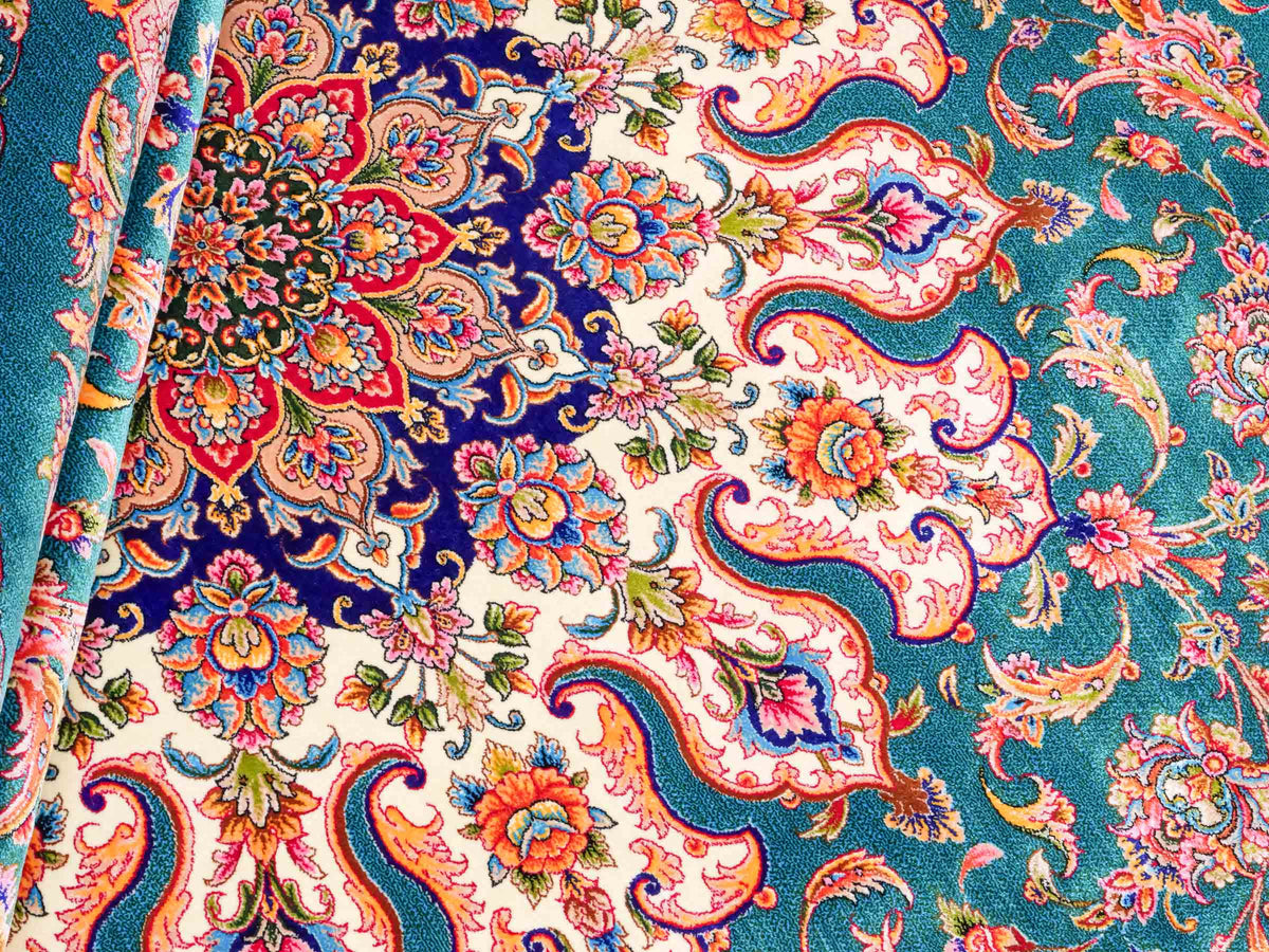 Runder Ghom Maschinenteppich "Sohrab" 150 x 150 cm, mit Medaillon, aus pflanzlicher Seide (Viskose), Grün. Teppichnummer: V80TL225H. Persian Luxury Collection by Khademi. Made in Iran / Persia – Vertrieb durch JUPITER Intl.