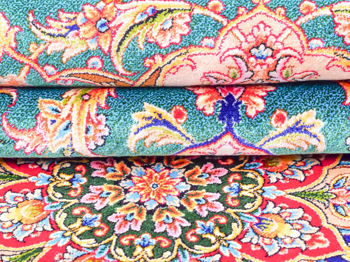 Runder Ghom Maschinenteppich "Sohrab" 150 x 150 cm, mit Medaillon, aus pflanzlicher Seide (Viskose), Grün. Teppichnummer: V80TL225H. Persian Luxury Collection by Khademi. Made in Iran / Persia – Vertrieb durch JUPITER Intl.