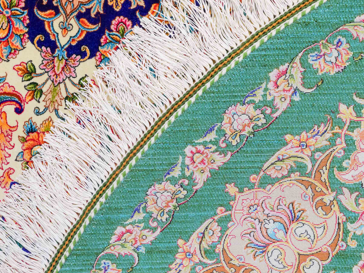 Runder Ghom Maschinenteppich "Sohrab" 150 x 150 cm, mit Medaillon, aus pflanzlicher Seide (Viskose), Grün. Teppichnummer: V80TL225H. Persian Luxury Collection by Khademi. Made in Iran / Persia – Vertrieb durch JUPITER Intl.