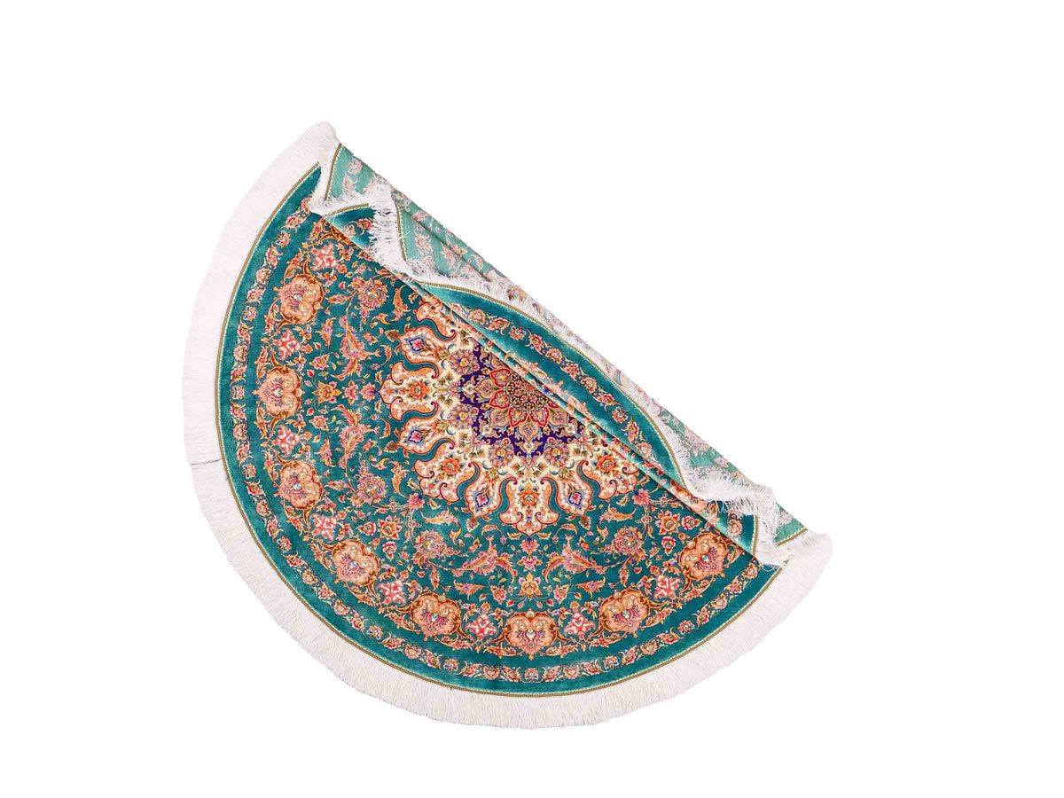 Runder Ghom Maschinenteppich "Sohrab" 150 x 150 cm, mit Medaillon, aus pflanzlicher Seide (Viskose), Grün. Teppichnummer: V80TL225H. Persian Luxury Collection by Khademi. Made in Iran / Persia – Vertrieb durch JUPITER Intl.
