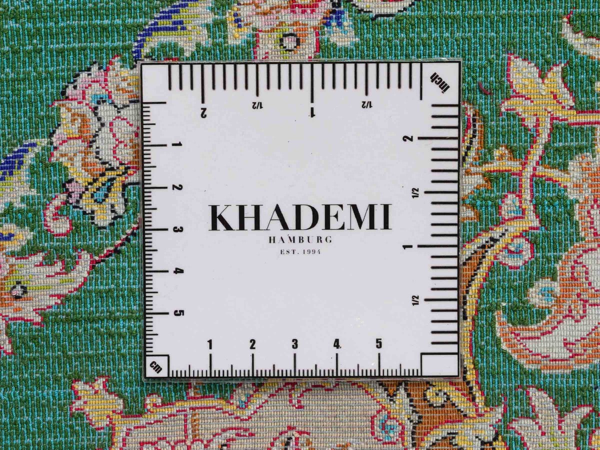 Runder Ghom Maschinenteppich "Sohrab" 150 x 150 cm, mit Medaillon, aus pflanzlicher Seide (Viskose), Grün. Teppichnummer: V80TL225H. Persian Luxury Collection by Khademi. Made in Iran / Persia – Vertrieb durch JUPITER Intl.