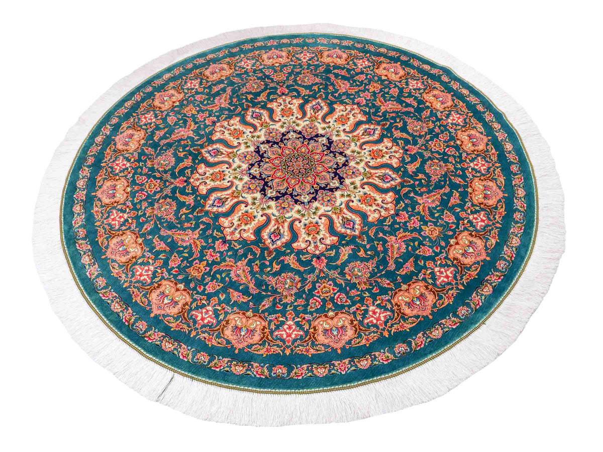 Runder Ghom Maschinenteppich "Sohrab" 150 x 150 cm, mit Medaillon, aus pflanzlicher Seide (Viskose), Grün. Teppichnummer: V80TL225H. Persian Luxury Collection by Khademi. Made in Iran / Persia – Vertrieb durch JUPITER Intl.