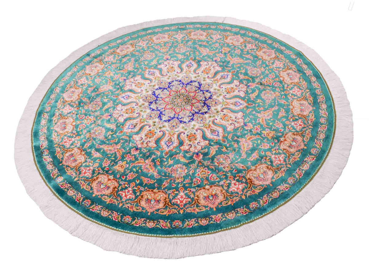 Runder Ghom Maschinenteppich "Sohrab" 150 x 150 cm, mit Medaillon, aus pflanzlicher Seide (Viskose), Grün. Teppichnummer: V80TL225H. Persian Luxury Collection by Khademi. Made in Iran / Persia – Vertrieb durch JUPITER Intl.
