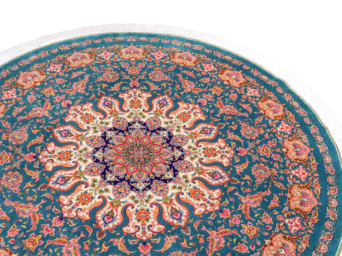 Runder Ghom Maschinenteppich "Sohrab" 150 x 150 cm, mit Medaillon, aus pflanzlicher Seide (Viskose), Grün. Teppichnummer: V80TL225H. Persian Luxury Collection by Khademi. Made in Iran / Persia – Vertrieb durch JUPITER Intl.