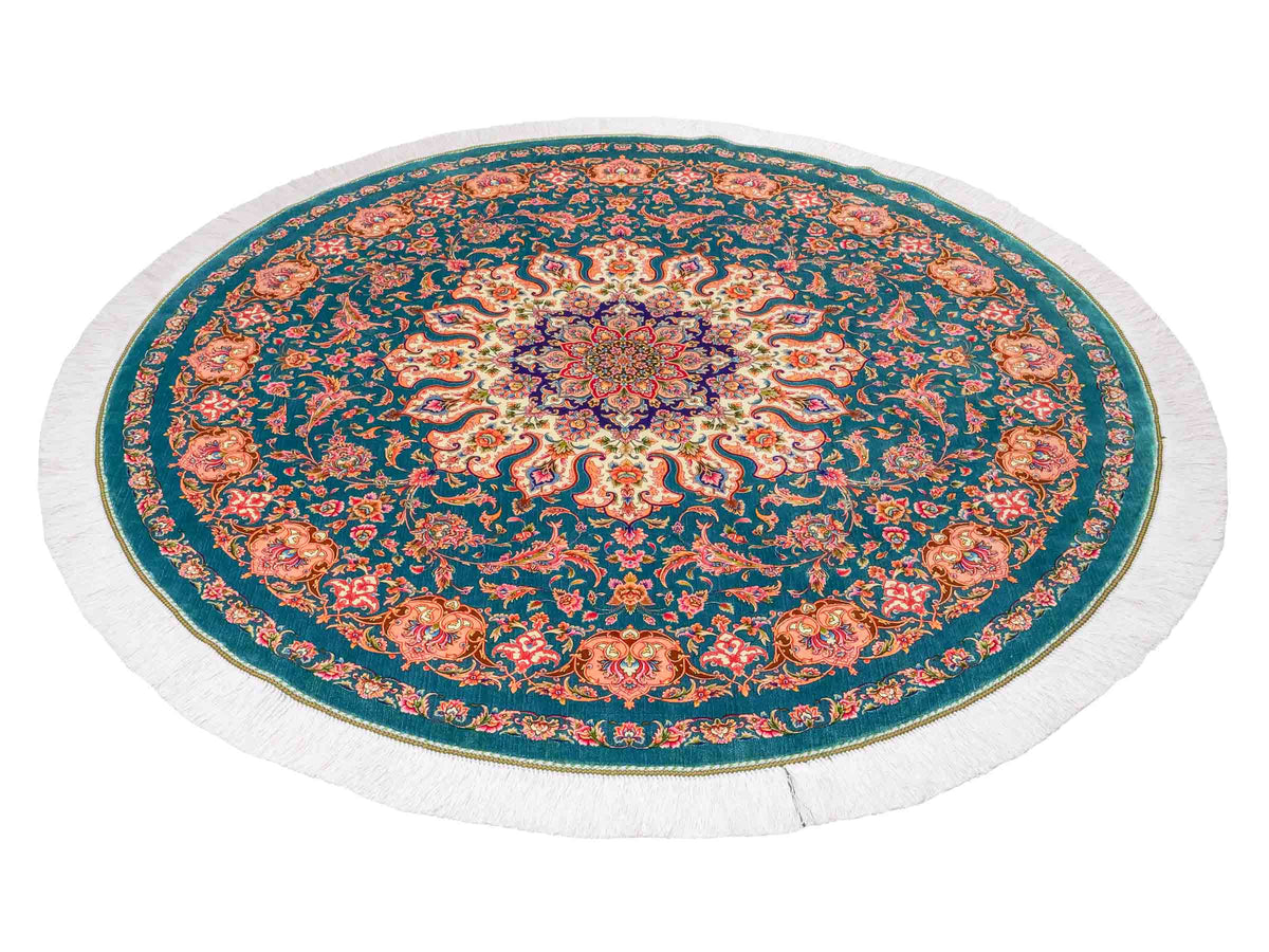 Runder Ghom Maschinenteppich "Sohrab" 150 x 150 cm, mit Medaillon, aus pflanzlicher Seide (Viskose), Grün. Teppichnummer: V80TL225H. Persian Luxury Collection by Khademi. Made in Iran / Persia – Vertrieb durch JUPITER Intl.