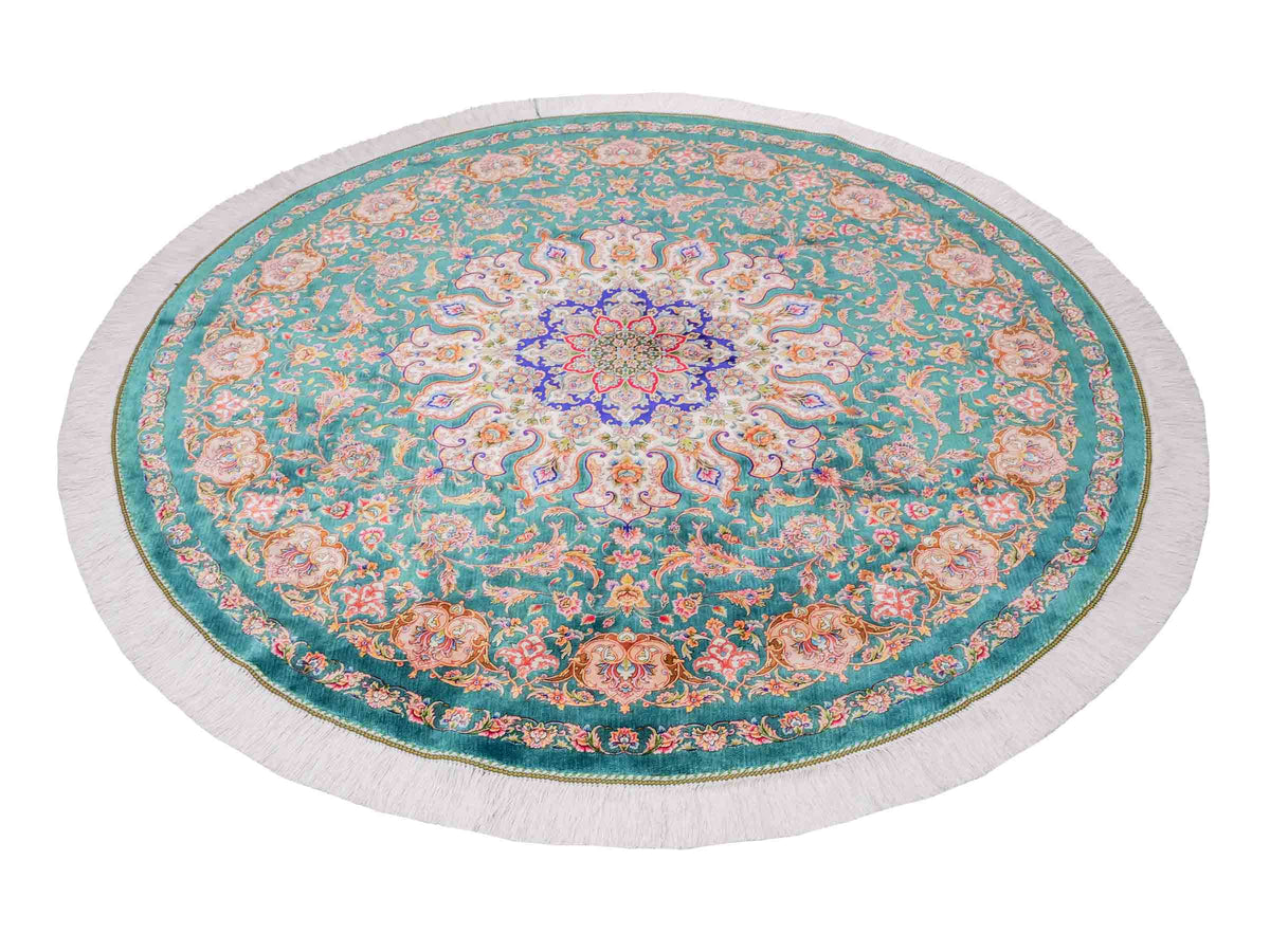 Runder Ghom Maschinenteppich "Sohrab" 150 x 150 cm, mit Medaillon, aus pflanzlicher Seide (Viskose), Grün. Teppichnummer: V80TL225H. Persian Luxury Collection by Khademi. Made in Iran / Persia – Vertrieb durch JUPITER Intl.