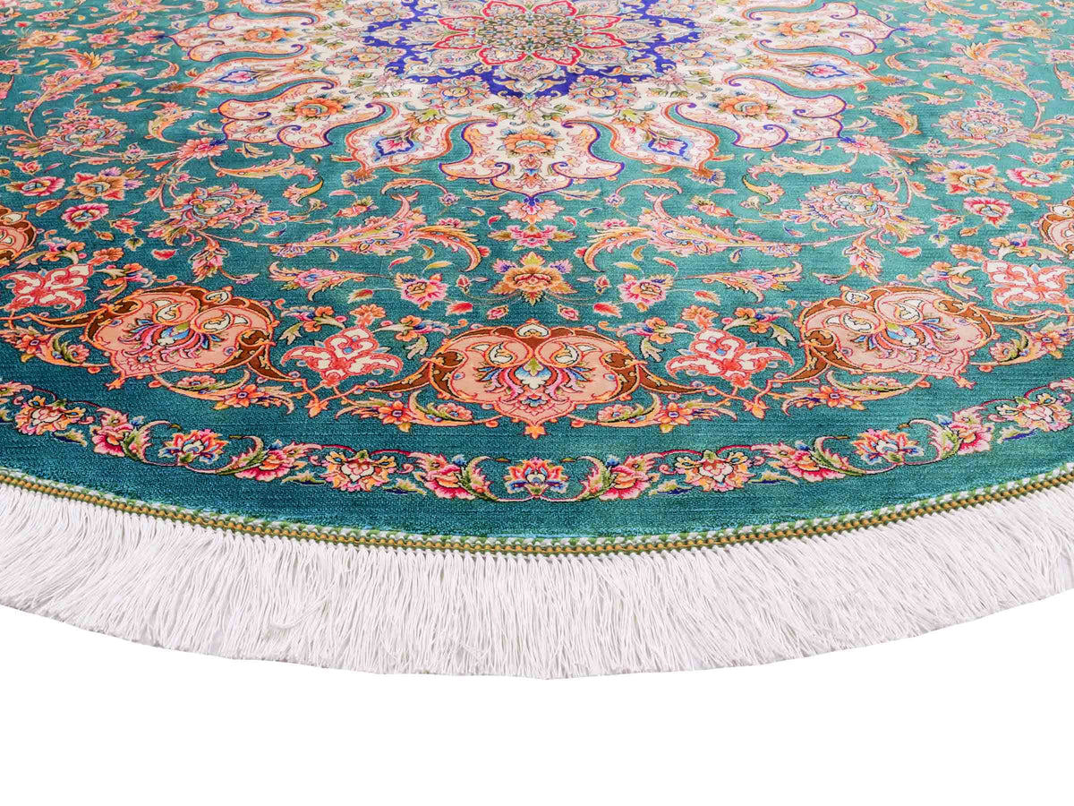 Runder Ghom Maschinenteppich "Sohrab" 150 x 150 cm, mit Medaillon, aus pflanzlicher Seide (Viskose), Grün. Teppichnummer: V80TL225H. Persian Luxury Collection by Khademi. Made in Iran / Persia – Vertrieb durch JUPITER Intl.