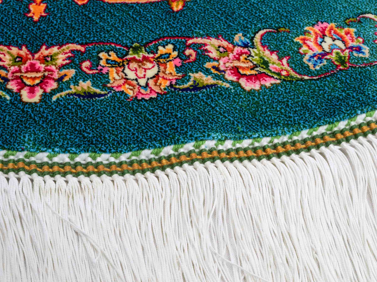 Runder Ghom Maschinenteppich "Sohrab" 150 x 150 cm, mit Medaillon, aus pflanzlicher Seide (Viskose), Grün. Teppichnummer: V80TL225H. Persian Luxury Collection by Khademi. Made in Iran / Persia – Vertrieb durch JUPITER Intl.
