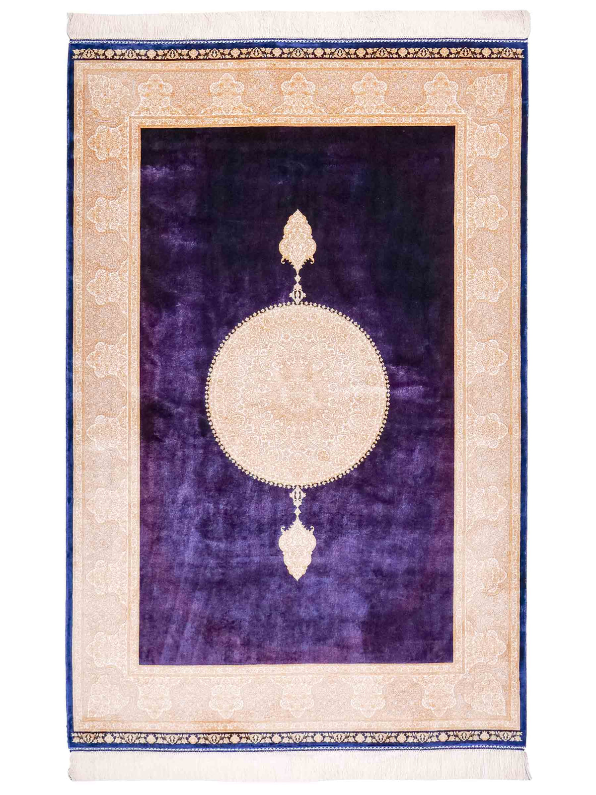 Ghom Maschinenteppich "Soroush" 180 x 120 cm, mit Medaillon, aus pflanzlicher Seide (Viskose), Marineblau-Cremeweiß-Lila. Teppichnummer: V81NY216H. Persian Luxury Collection by Khademi. Made in Iran / Persia – Vertrieb durch JUPITER Intl.