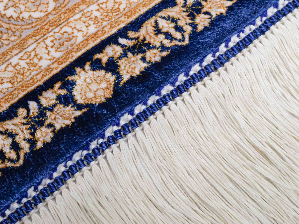 Ghom Maschinenteppich "Soroush" 180 x 120 cm, mit Medaillon, aus pflanzlicher Seide (Viskose), Marineblau-Cremeweiß-Lila. Teppichnummer: V81NY216H. Persian Luxury Collection by Khademi. Made in Iran / Persia – Vertrieb durch JUPITER Intl.