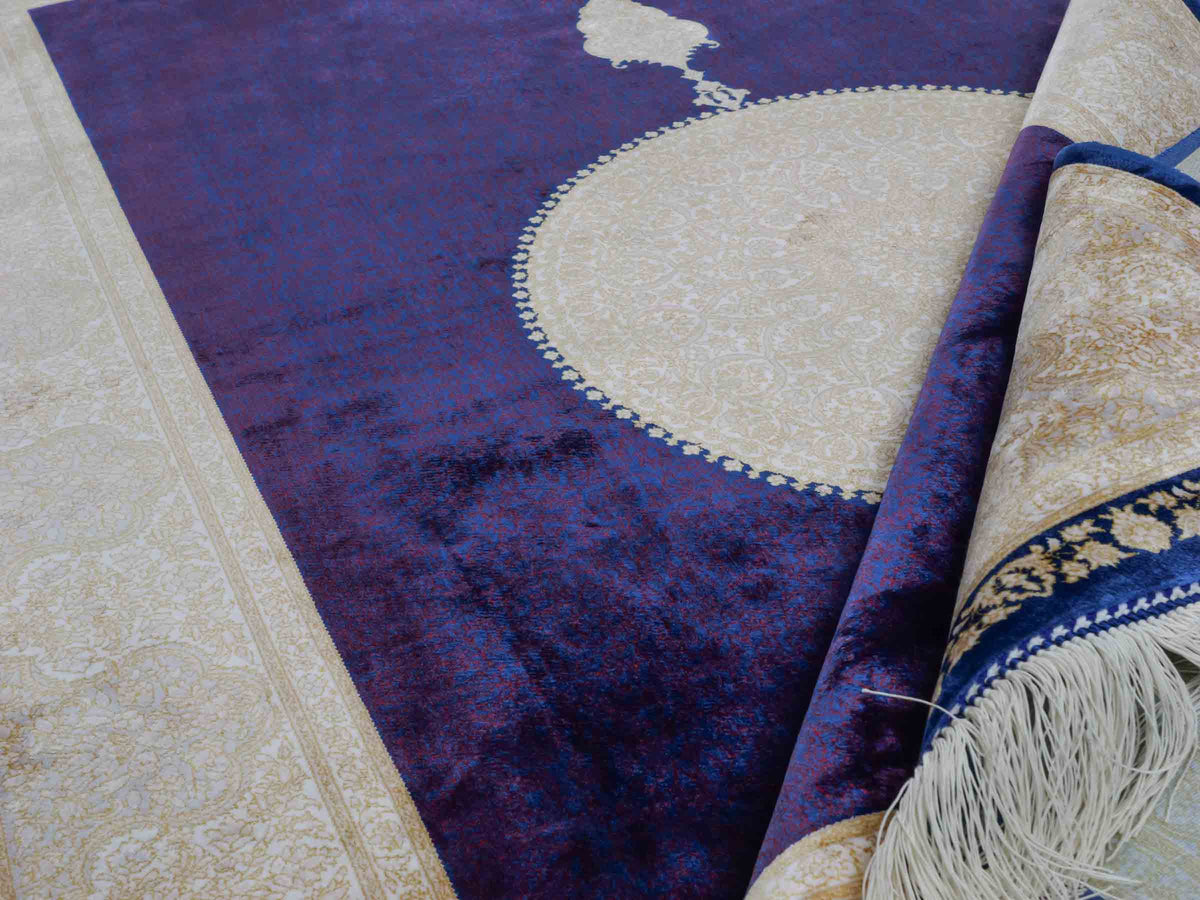 Ghom Maschinenteppich "Soroush" 180 x 120 cm, mit Medaillon, aus pflanzlicher Seide (Viskose), Marineblau-Cremeweiß-Lila. Teppichnummer: V81NY216H. Persian Luxury Collection by Khademi. Made in Iran / Persia – Vertrieb durch JUPITER Intl.