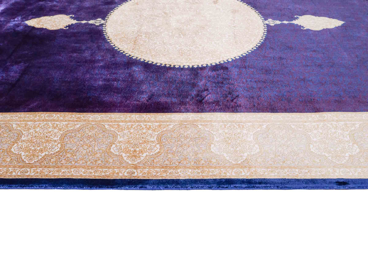 Ghom Maschinenteppich "Soroush" 180 x 120 cm, mit Medaillon, aus pflanzlicher Seide (Viskose), Marineblau-Cremeweiß-Lila. Teppichnummer: V81NY216H. Persian Luxury Collection by Khademi. Made in Iran / Persia – Vertrieb durch JUPITER Intl.