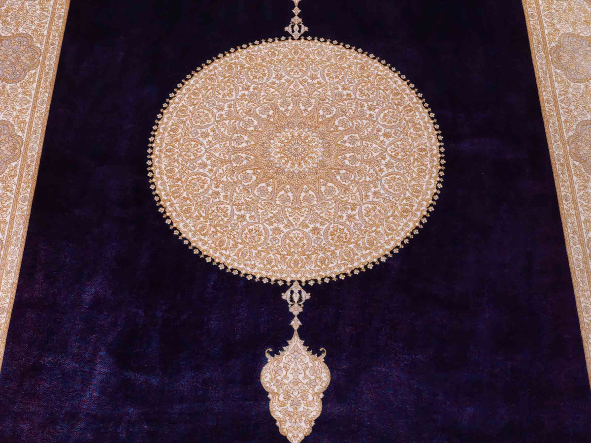 Ghom Maschinenteppich "Soroush" 180 x 120 cm, mit Medaillon, aus pflanzlicher Seide (Viskose), Marineblau-Cremeweiß-Lila. Teppichnummer: V81NY216H. Persian Luxury Collection by Khademi. Made in Iran / Persia – Vertrieb durch JUPITER Intl.