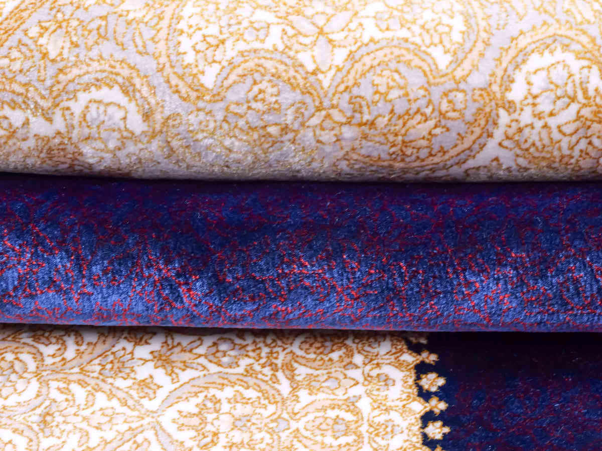 Ghom Maschinenteppich "Soroush" 180 x 120 cm, mit Medaillon, aus pflanzlicher Seide (Viskose), Marineblau-Cremeweiß-Lila. Teppichnummer: V81NY216H. Persian Luxury Collection by Khademi. Made in Iran / Persia – Vertrieb durch JUPITER Intl.