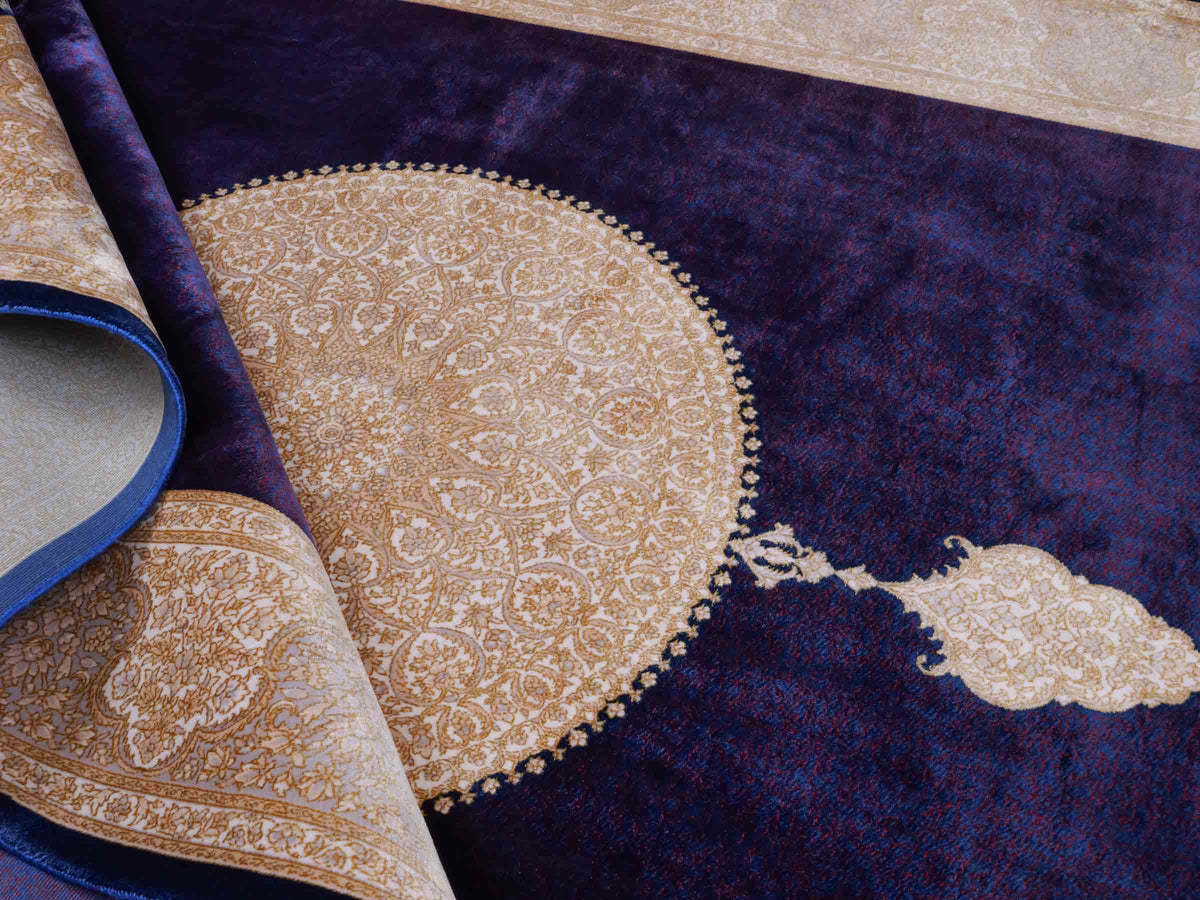 Ghom Maschinenteppich "Soroush" 180 x 120 cm, mit Medaillon, aus pflanzlicher Seide (Viskose), Marineblau-Cremeweiß-Lila. Teppichnummer: V81NY216H. Persian Luxury Collection by Khademi. Made in Iran / Persia – Vertrieb durch JUPITER Intl.