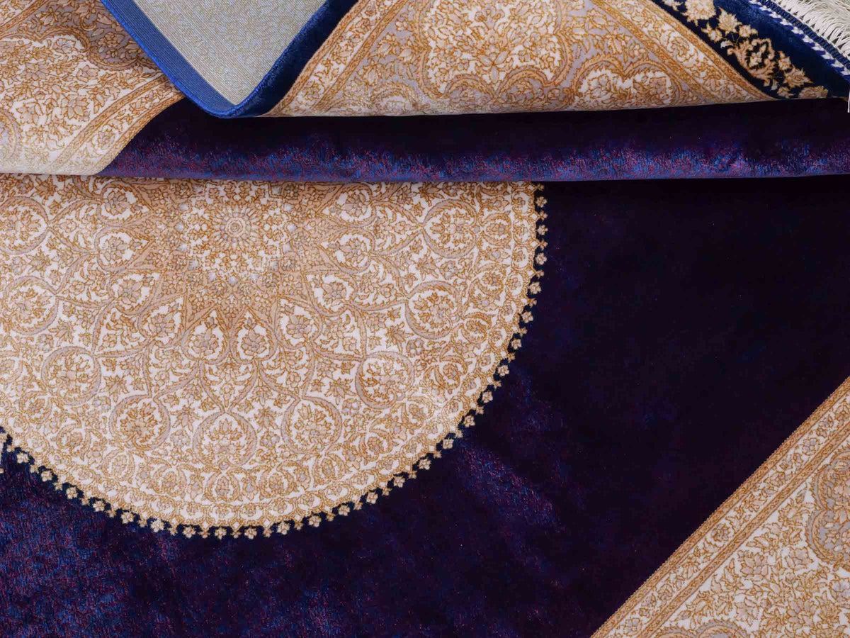 Ghom Maschinenteppich "Soroush" 180 x 120 cm, mit Medaillon, aus pflanzlicher Seide (Viskose), Marineblau-Cremeweiß-Lila. Teppichnummer: V81NY216H. Persian Luxury Collection by Khademi. Made in Iran / Persia – Vertrieb durch JUPITER Intl.