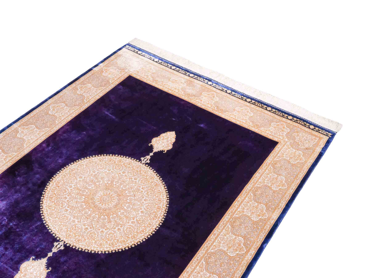 Ghom Maschinenteppich "Soroush" 180 x 120 cm, mit Medaillon, aus pflanzlicher Seide (Viskose), Marineblau-Cremeweiß-Lila. Teppichnummer: V81NY216H. Persian Luxury Collection by Khademi. Made in Iran / Persia – Vertrieb durch JUPITER Intl.