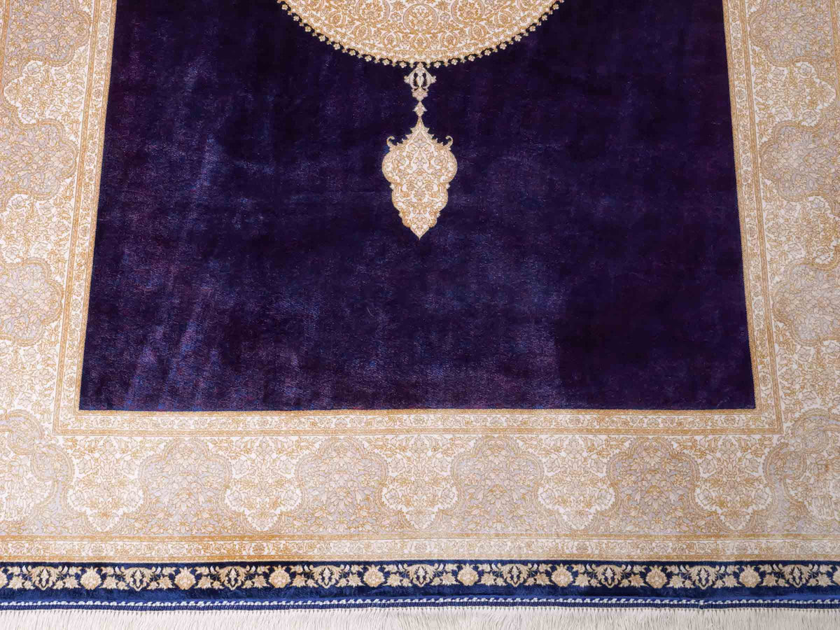Ghom Maschinenteppich "Soroush" 180 x 120 cm, mit Medaillon, aus pflanzlicher Seide (Viskose), Marineblau-Cremeweiß-Lila. Teppichnummer: V81NY216H. Persian Luxury Collection by Khademi. Made in Iran / Persia – Vertrieb durch JUPITER Intl.