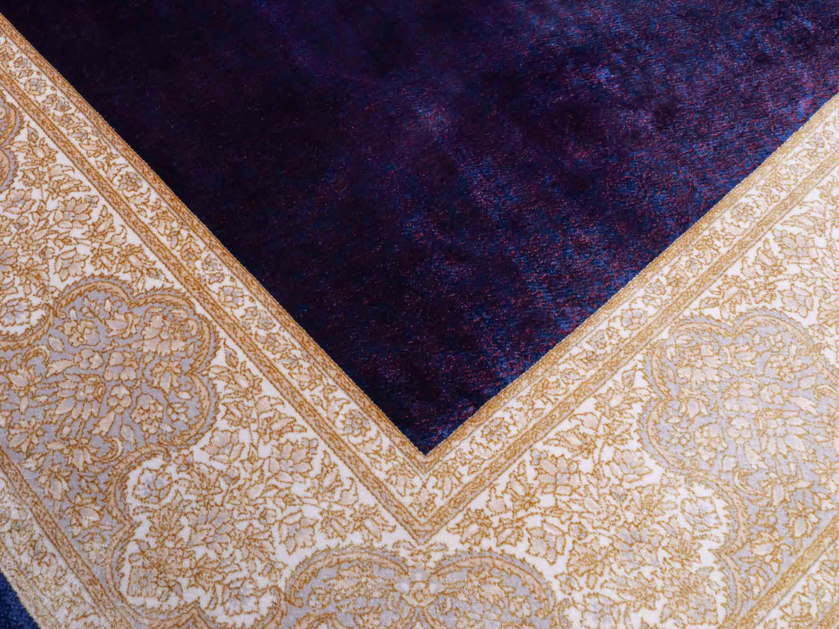 Ghom Maschinenteppich "Soroush" 180 x 120 cm, mit Medaillon, aus pflanzlicher Seide (Viskose), Marineblau-Cremeweiß-Lila. Teppichnummer: V81NY216H. Persian Luxury Collection by Khademi. Made in Iran / Persia – Vertrieb durch JUPITER Intl.