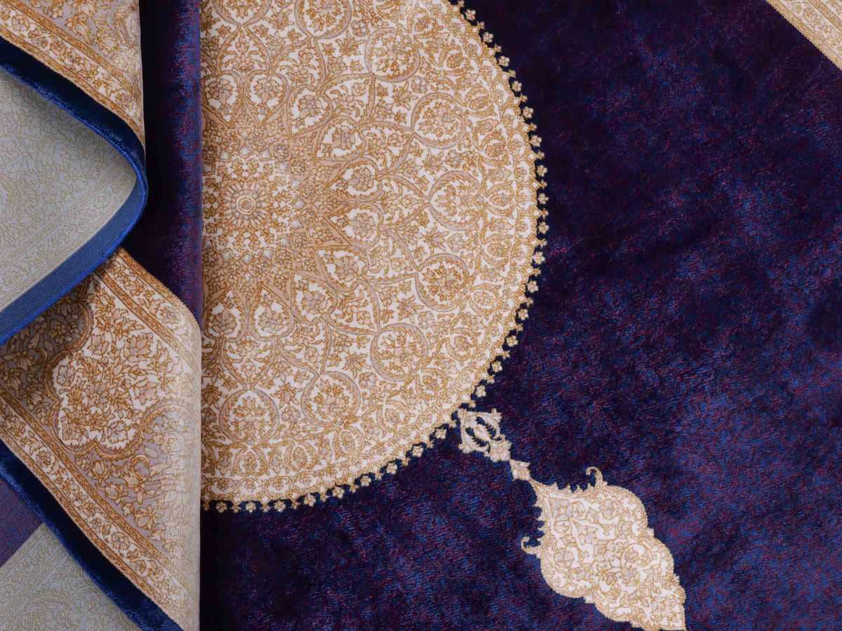 Ghom Maschinenteppich "Soroush" 180 x 120 cm, mit Medaillon, aus pflanzlicher Seide (Viskose), Marineblau-Cremeweiß-Lila. Teppichnummer: V81NY216H. Persian Luxury Collection by Khademi. Made in Iran / Persia – Vertrieb durch JUPITER Intl.