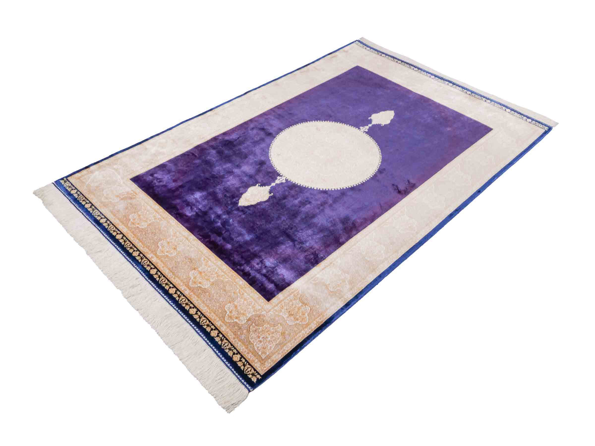 Ghom Maschinenteppich "Soroush" 180 x 120 cm, mit Medaillon, aus pflanzlicher Seide (Viskose), Marineblau-Cremeweiß-Lila. Teppichnummer: V81NY216H. Persian Luxury Collection by Khademi. Made in Iran / Persia – Vertrieb durch JUPITER Intl.