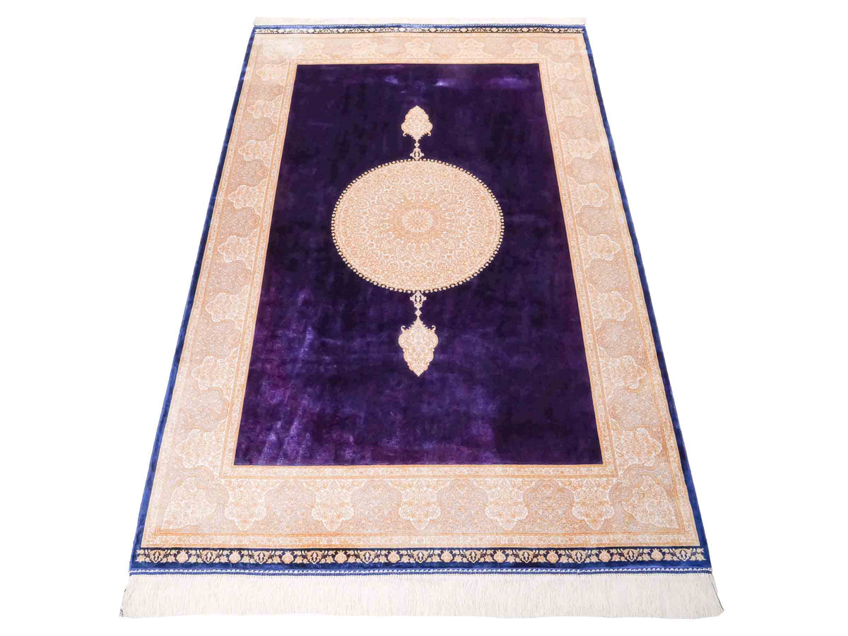 Ghom Maschinenteppich "Soroush" 180 x 120 cm, mit Medaillon, aus pflanzlicher Seide (Viskose), Marineblau-Cremeweiß-Lila. Teppichnummer: V81NY216H. Persian Luxury Collection by Khademi. Made in Iran / Persia – Vertrieb durch JUPITER Intl.