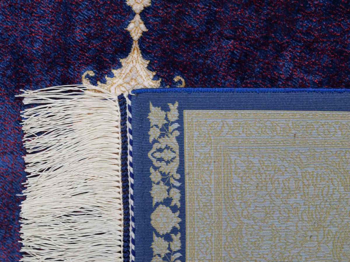 Ghom Maschinenteppich "Soroush" 180 x 120 cm, mit Medaillon, aus pflanzlicher Seide (Viskose), Marineblau-Cremeweiß-Lila. Teppichnummer: V81NY216H. Persian Luxury Collection by Khademi. Made in Iran / Persia – Vertrieb durch JUPITER Intl.