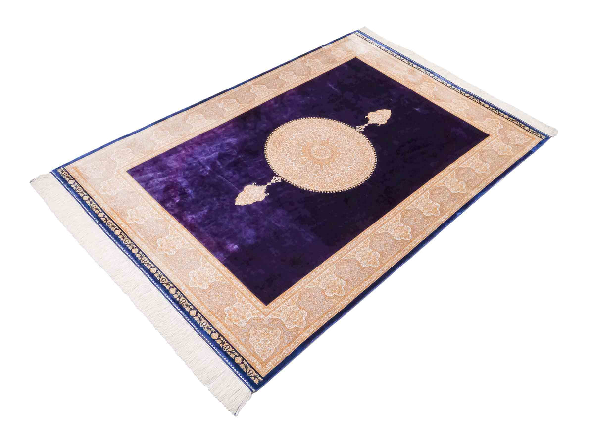 Ghom Maschinenteppich "Soroush" 180 x 120 cm, mit Medaillon, aus pflanzlicher Seide (Viskose), Marineblau-Cremeweiß-Lila. Teppichnummer: V81NY216H. Persian Luxury Collection by Khademi. Made in Iran / Persia – Vertrieb durch JUPITER Intl.