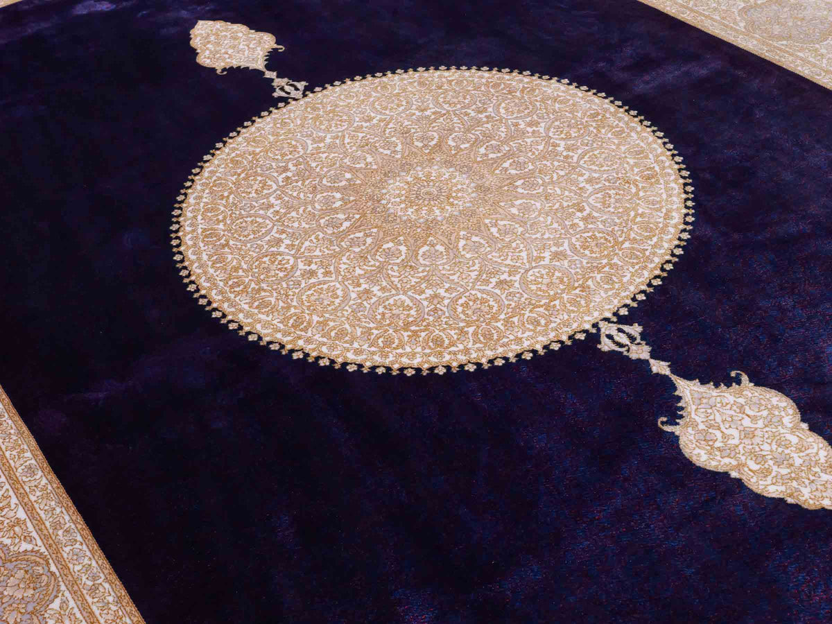 Ghom Maschinenteppich "Soroush" 180 x 120 cm, mit Medaillon, aus pflanzlicher Seide (Viskose), Marineblau-Cremeweiß-Lila. Teppichnummer: V81NY216H. Persian Luxury Collection by Khademi. Made in Iran / Persia – Vertrieb durch JUPITER Intl.