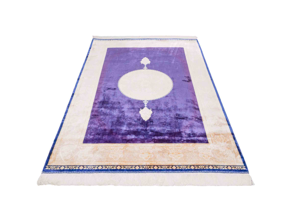 Ghom Maschinenteppich "Soroush" 180 x 120 cm, mit Medaillon, aus pflanzlicher Seide (Viskose), Marineblau-Cremeweiß-Lila. Teppichnummer: V81NY216H. Persian Luxury Collection by Khademi. Made in Iran / Persia – Vertrieb durch JUPITER Intl.