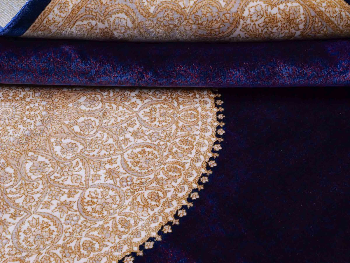Ghom Maschinenteppich "Soroush" 180 x 120 cm, mit Medaillon, aus pflanzlicher Seide (Viskose), Marineblau-Cremeweiß-Lila. Teppichnummer: V81NY216H. Persian Luxury Collection by Khademi. Made in Iran / Persia – Vertrieb durch JUPITER Intl.