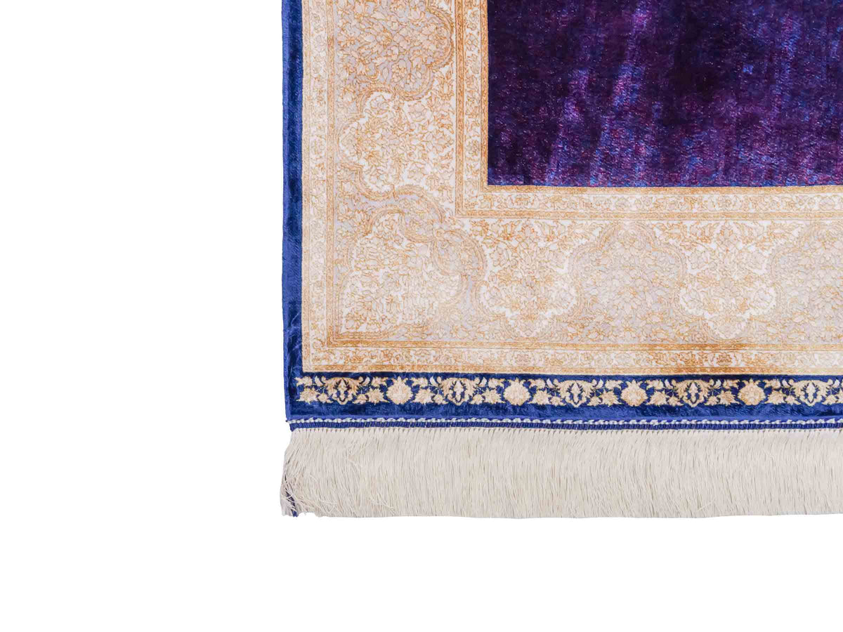 Ghom Maschinenteppich "Soroush" 180 x 120 cm, mit Medaillon, aus pflanzlicher Seide (Viskose), Marineblau-Cremeweiß-Lila. Teppichnummer: V81NY216H. Persian Luxury Collection by Khademi. Made in Iran / Persia – Vertrieb durch JUPITER Intl.