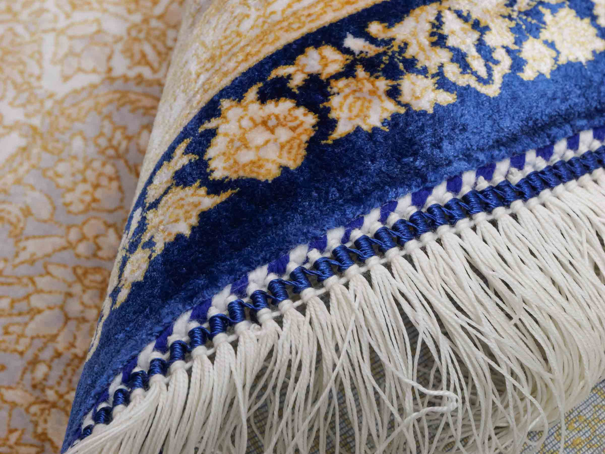 Ghom Maschinenteppich "Soroush" 180 x 120 cm, mit Medaillon, aus pflanzlicher Seide (Viskose), Marineblau-Cremeweiß-Lila. Teppichnummer: V81NY216H. Persian Luxury Collection by Khademi. Made in Iran / Persia – Vertrieb durch JUPITER Intl.