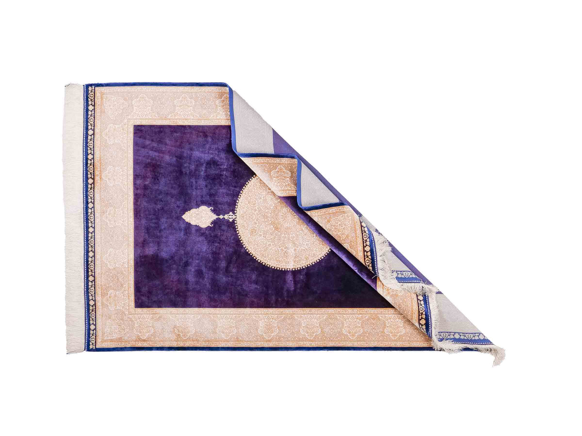 Ghom Maschinenteppich "Soroush" 180 x 120 cm, mit Medaillon, aus pflanzlicher Seide (Viskose), Marineblau-Cremeweiß-Lila. Teppichnummer: V81NY216H. Persian Luxury Collection by Khademi. Made in Iran / Persia – Vertrieb durch JUPITER Intl.