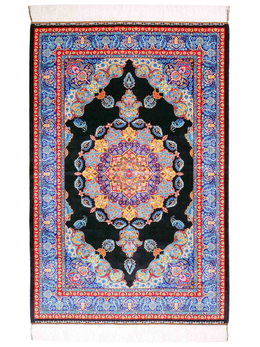 Ghom Maschinenteppich "Tahmina" 150 x 100 cm, mit Spiegel-Medaillon, aus pflanzlicher Seide (Viskose), Schwarz-Blau. Teppichnummer: V87BK150H. Persian Luxury Collection by Khademi. Made in Iran / Persia – Vertrieb durch JUPITER Intl.